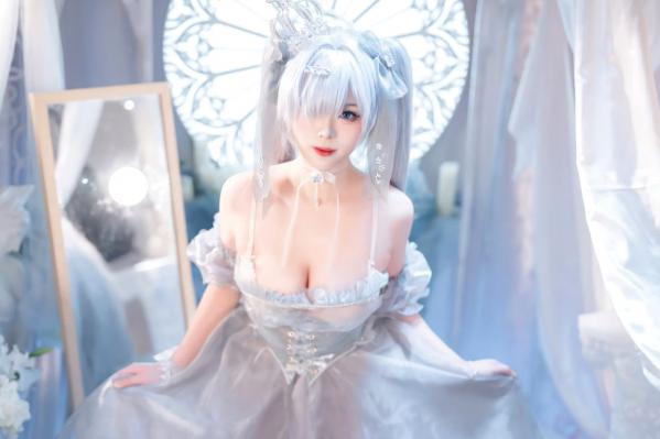    轩萧学姐 - Nikke胜利女神灰姑娘水晶公主，纯白梦幻二次元COS，唯美氛围感少女，高颜值高还原，轻盈礼服演绎梦幻仙境 [40P]第2张图片