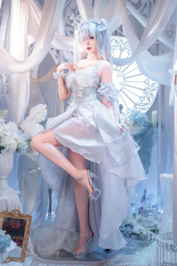    轩萧学姐 - Nikke胜利女神灰姑娘水晶公主，纯白梦幻二次元COS，唯美氛围感少女，高颜值高还原，轻盈礼服演绎梦幻仙境 [40P]第5张图片