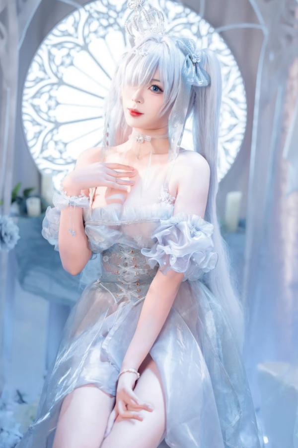    轩萧学姐 - Nikke胜利女神灰姑娘水晶公主，纯白梦幻二次元COS，唯美氛围感少女，高颜值高还原，轻盈礼服演绎梦幻仙境 [40P]第14张图片