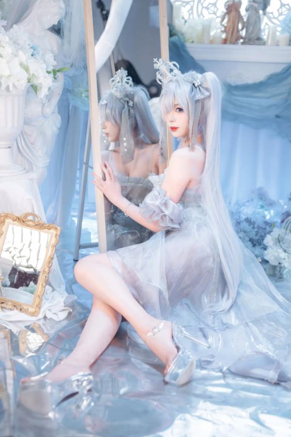    轩萧学姐 - Nikke胜利女神灰姑娘水晶公主，纯白梦幻二次元COS，唯美氛围感少女，高颜值高还原，轻盈礼服演绎梦幻仙境 [40P]第28张图片