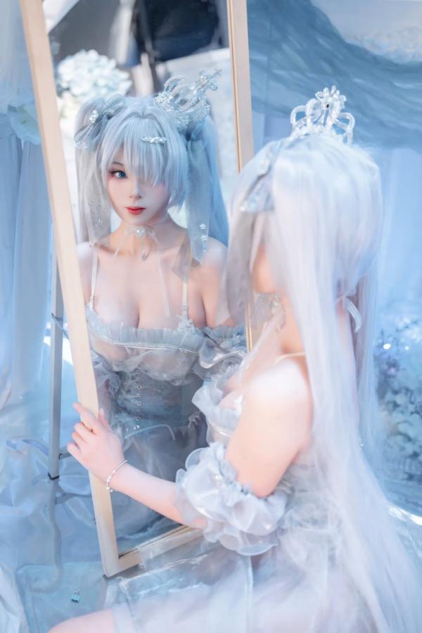    轩萧学姐 - Nikke胜利女神灰姑娘水晶公主，纯白梦幻二次元COS，唯美氛围感少女，高颜值高还原，轻盈礼服演绎梦幻仙境 [40P]第30张图片