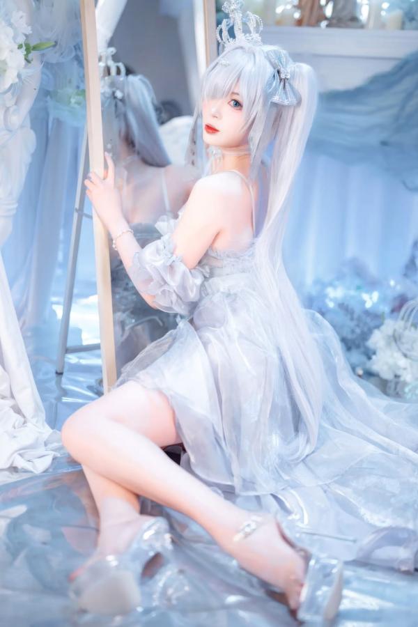    轩萧学姐 - Nikke胜利女神灰姑娘水晶公主，纯白梦幻二次元COS，唯美氛围感少女，高颜值高还原，轻盈礼服演绎梦幻仙境 [40P]第31张图片
