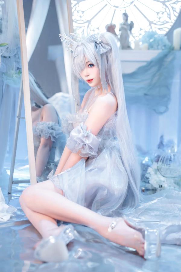    轩萧学姐 - Nikke胜利女神灰姑娘水晶公主，纯白梦幻二次元COS，唯美氛围感少女，高颜值高还原，轻盈礼服演绎梦幻仙境 [40P]第32张图片