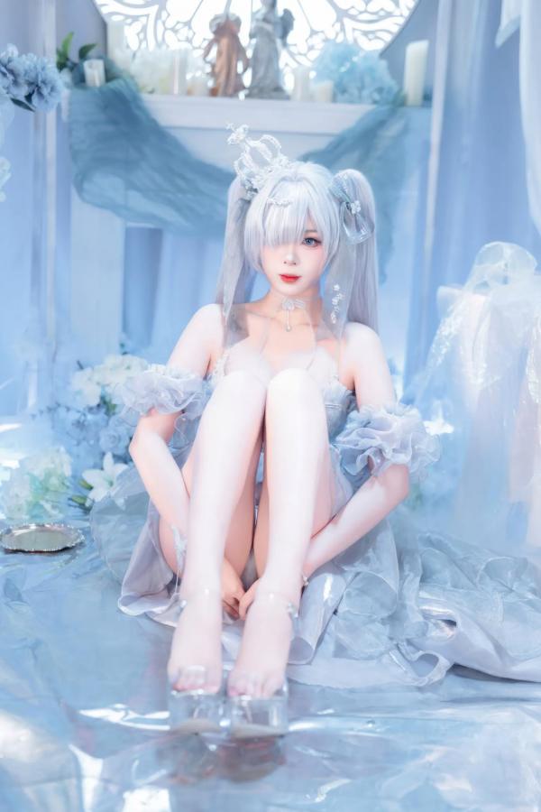    轩萧学姐 - Nikke胜利女神灰姑娘水晶公主，纯白梦幻二次元COS，唯美氛围感少女，高颜值高还原，轻盈礼服演绎梦幻仙境 [40P]第33张图片