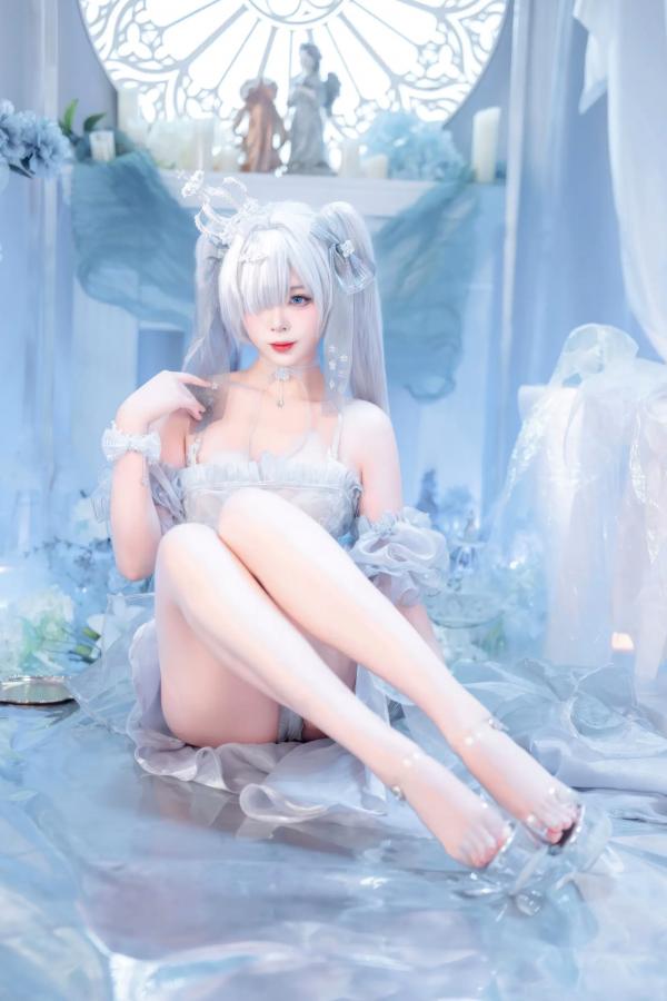    轩萧学姐 - Nikke胜利女神灰姑娘水晶公主，纯白梦幻二次元COS，唯美氛围感少女，高颜值高还原，轻盈礼服演绎梦幻仙境 [40P]第34张图片