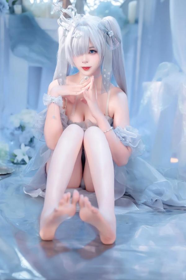    轩萧学姐 - Nikke胜利女神灰姑娘水晶公主，纯白梦幻二次元COS，唯美氛围感少女，高颜值高还原，轻盈礼服演绎梦幻仙境 [40P]第38张图片