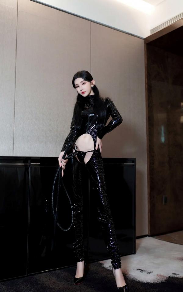    周于希 - 胶妻：精美室内私房摄影，黑色漆皮制服与时尚束缚造型，演绎高冷魅惑与极致性感第12张图片