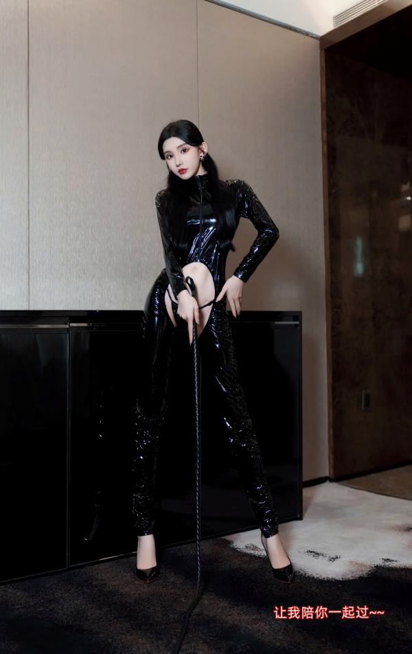   周于希 - 胶妻：精美室内私房摄影，黑色漆皮制服与时尚束缚造型，演绎高冷魅惑与极致性感第14张图片