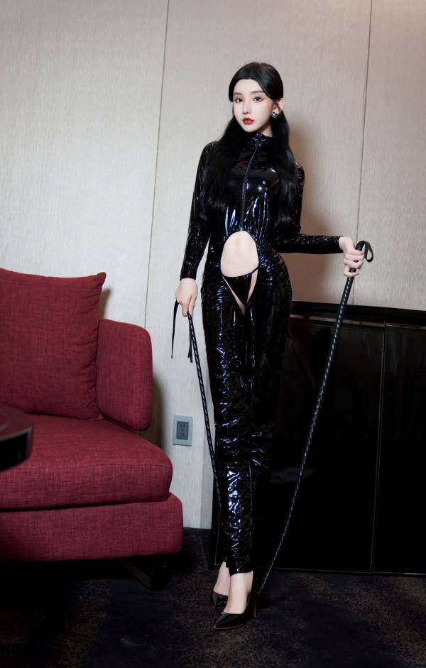    周于希 - 胶妻：精美室内私房摄影，黑色漆皮制服与时尚束缚造型，演绎高冷魅惑与极致性感第17张图片