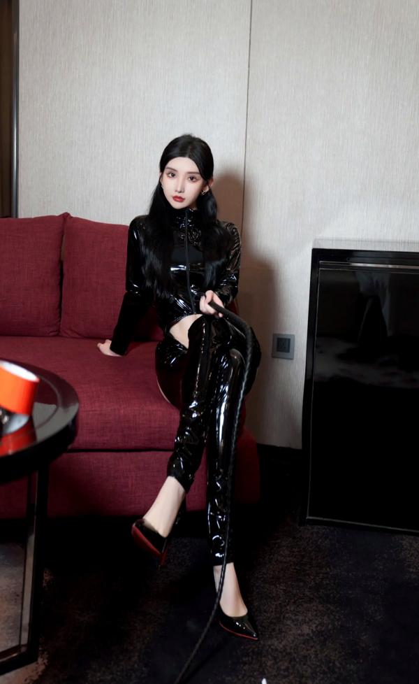   周于希 - 胶妻：精美室内私房摄影，黑色漆皮制服与时尚束缚造型，演绎高冷魅惑与极致性感第22张图片