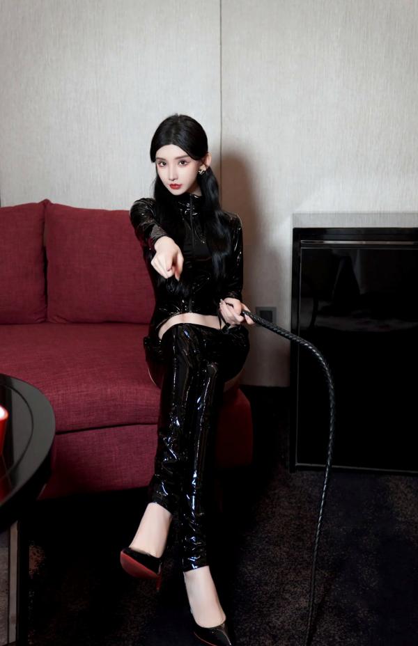    周于希 - 胶妻：精美室内私房摄影，黑色漆皮制服与时尚束缚造型，演绎高冷魅惑与极致性感第23张图片