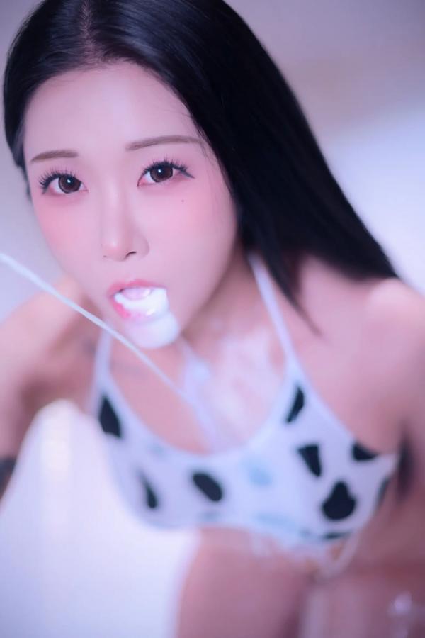    BOMI - 奶牛纹连体亵衣私房写真，魅惑居家风格，身材火辣大胆展示 [90P]第62张图片