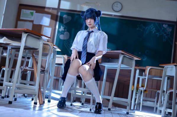    屿鱼 - 蔚蓝档案 妃咲COS 沉浸式绝美JK校服教室制服诱惑 大尺度女神写真合集 [61P]第8张图片