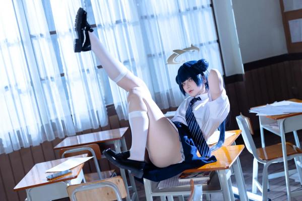    屿鱼 - 蔚蓝档案 妃咲COS 沉浸式绝美JK校服教室制服诱惑 大尺度女神写真合集 [61P]第43张图片