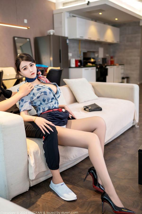    星颜社李若汐-制服诱惑系列，化身甜美空姐公寓私房写真，火辣身材尽显极致妩媚，空姐下班后的温柔互动，2024年绝美视觉盛宴第23张图片