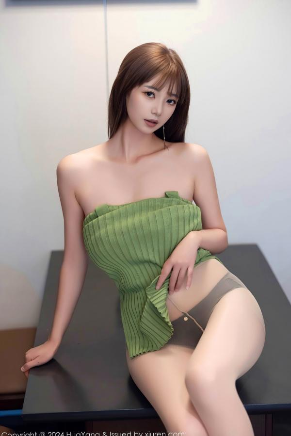    HuaYang花漾-600-宋kiki：绿色针织抹胸短裙展现轻熟气质，室内私房丝袜美腿诱惑，尽显高颜值女神风采第49张图片