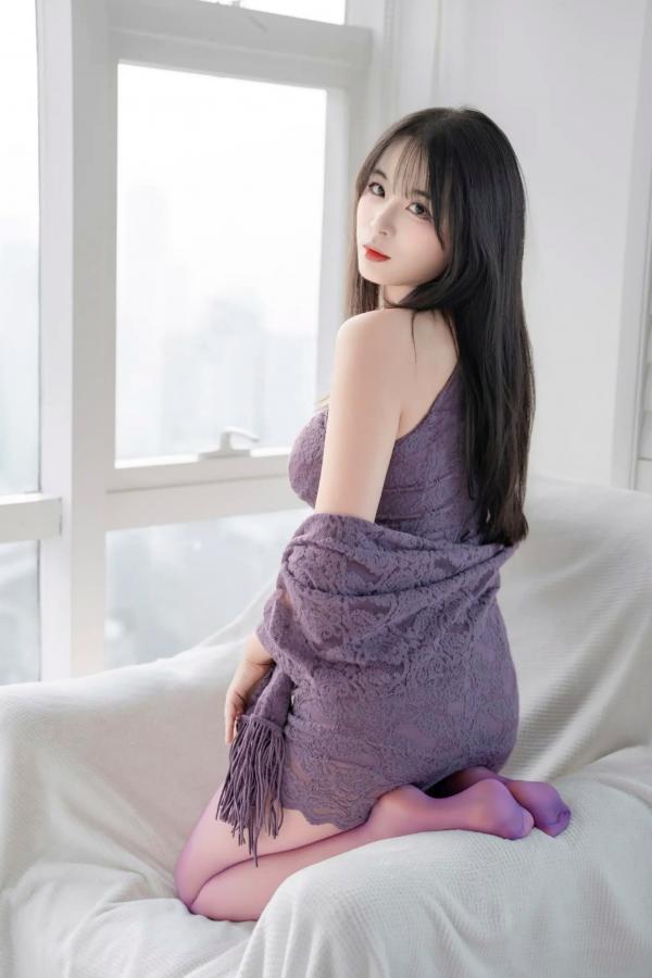    轩萧学姐 - 优雅紫色蕾丝旗袍居家私房写真，极品美腿丝袜诱惑，极致性感气质女神 [140P]第78张图片