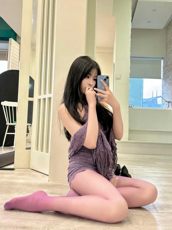    轩萧学姐 - 优雅紫色蕾丝旗袍居家私房写真，极品美腿丝袜诱惑，极致性感气质女神 [140P]第113张图片