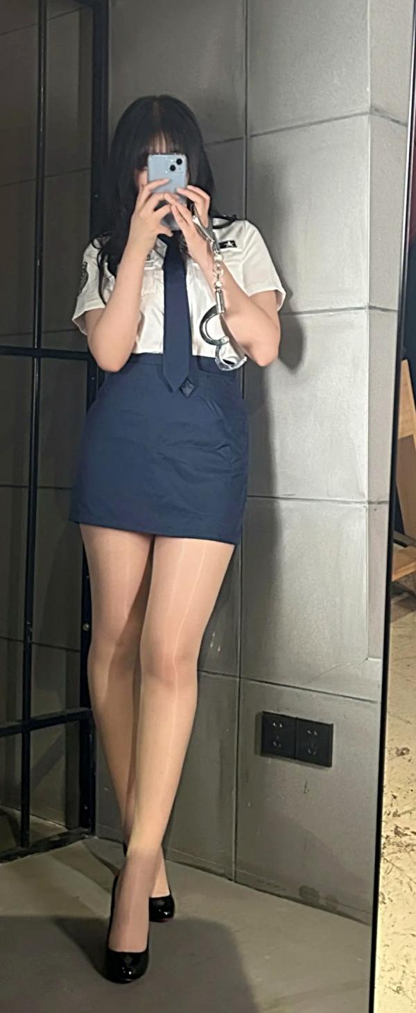    轩萧学姐 女警官角色扮演制服诱惑写真，冷艳干练职业装搭配极致黑丝美腿，演绎顶级视觉盛宴第3张图片