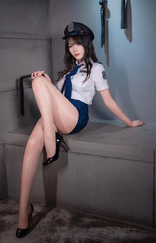    轩萧学姐 女警官角色扮演制服诱惑写真，冷艳干练职业装搭配极致黑丝美腿，演绎顶级视觉盛宴第27张图片