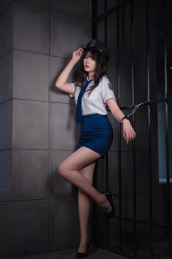    轩萧学姐 女警官角色扮演制服诱惑写真，冷艳干练职业装搭配极致黑丝美腿，演绎顶级视觉盛宴第33张图片