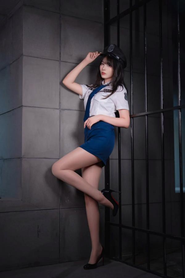    轩萧学姐 女警官角色扮演制服诱惑写真，冷艳干练职业装搭配极致黑丝美腿，演绎顶级视觉盛宴第34张图片