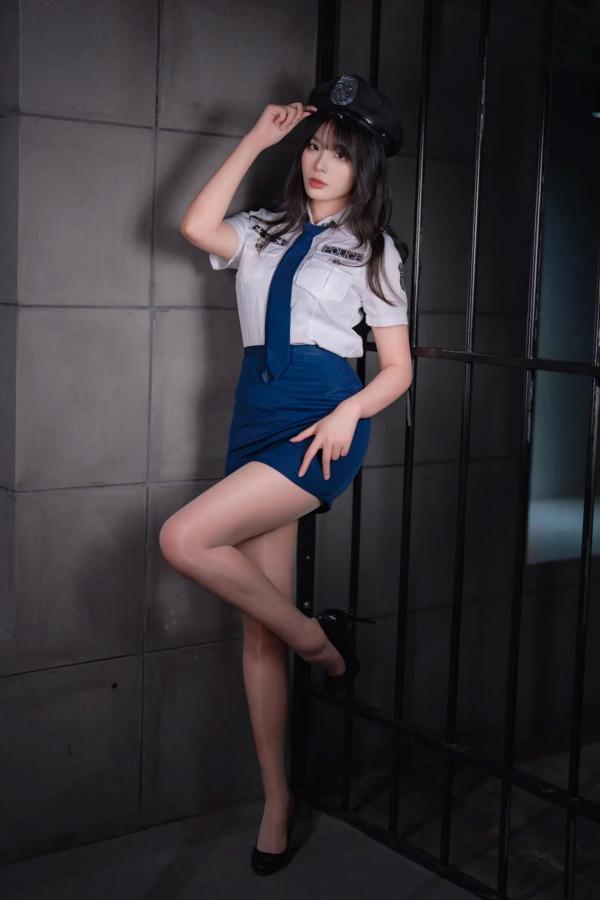    轩萧学姐 女警官角色扮演制服诱惑写真，冷艳干练职业装搭配极致黑丝美腿，演绎顶级视觉盛宴第35张图片