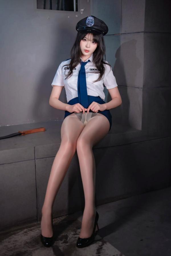    轩萧学姐 女警官角色扮演制服诱惑写真，冷艳干练职业装搭配极致黑丝美腿，演绎顶级视觉盛宴第38张图片