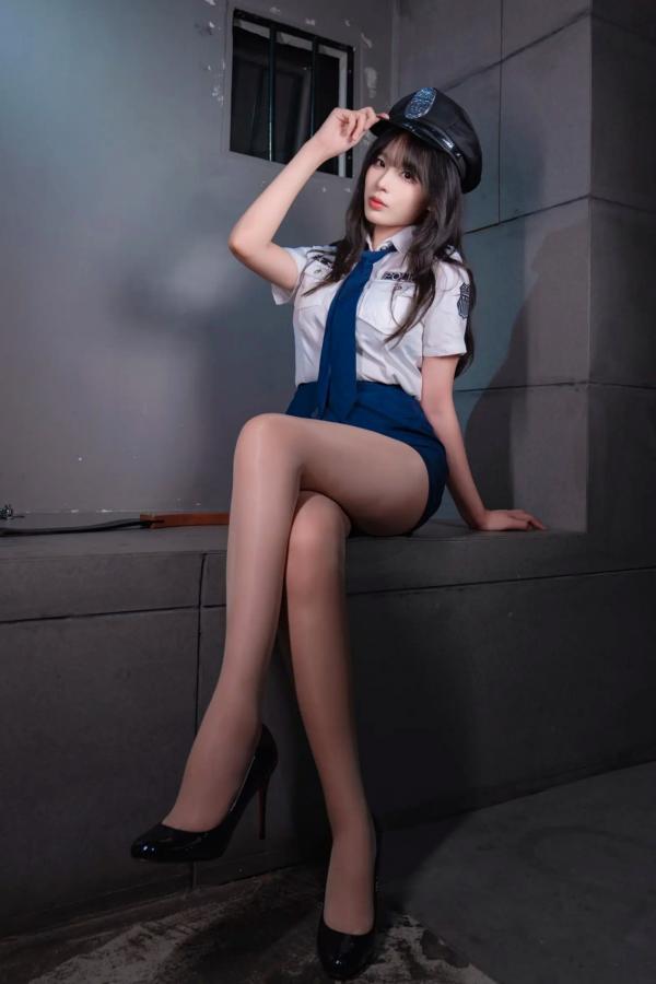    轩萧学姐 女警官角色扮演制服诱惑写真，冷艳干练职业装搭配极致黑丝美腿，演绎顶级视觉盛宴第40张图片