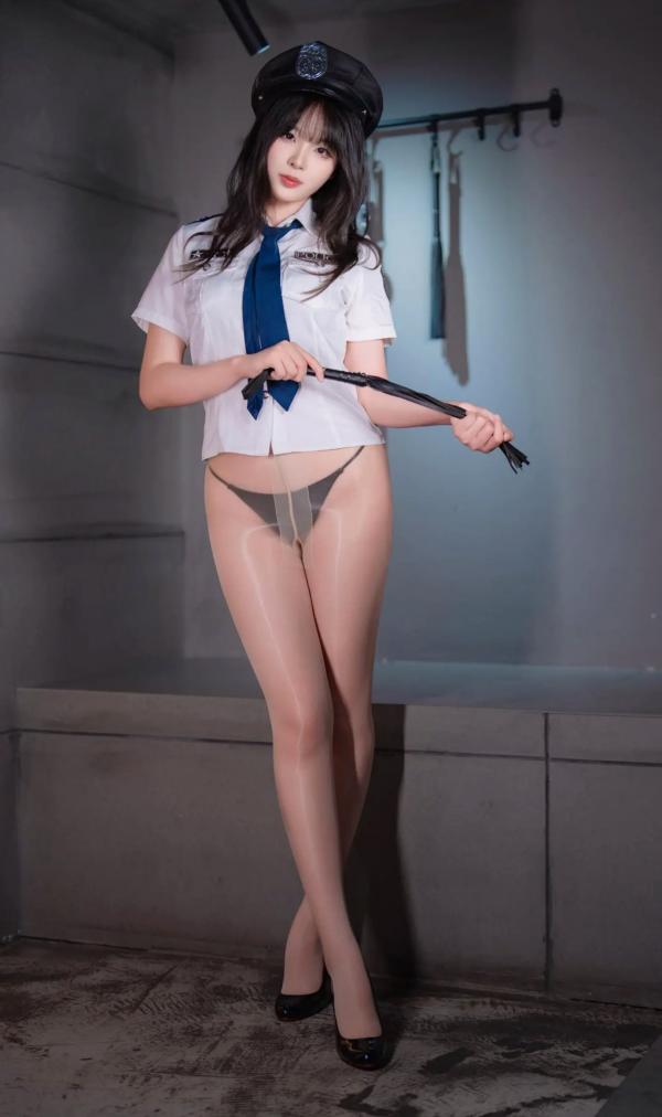    轩萧学姐 女警官角色扮演制服诱惑写真，冷艳干练职业装搭配极致黑丝美腿，演绎顶级视觉盛宴第56张图片