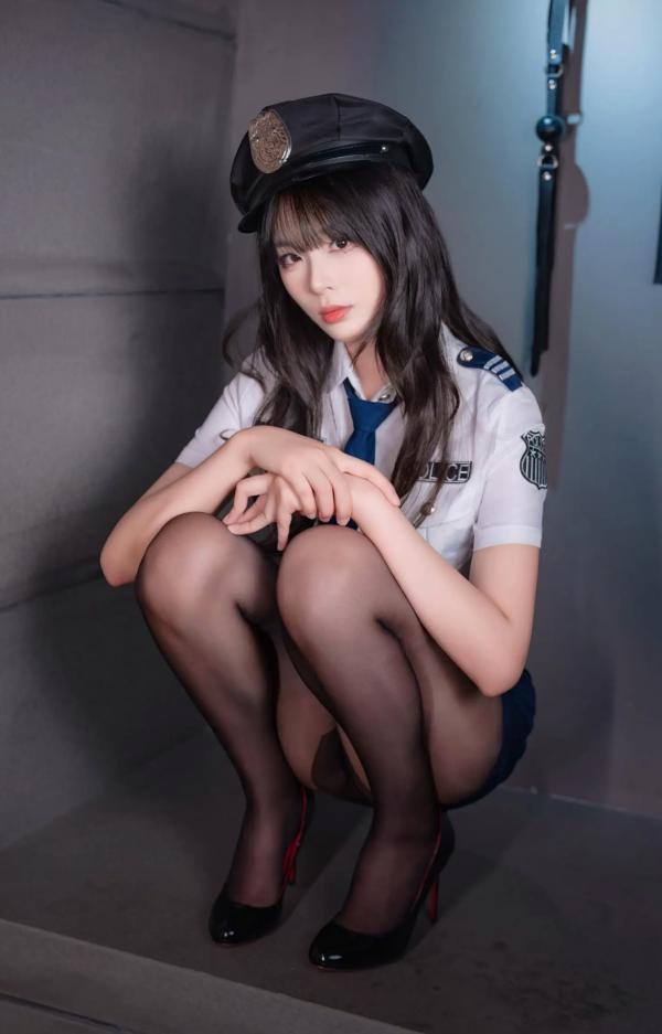    轩萧学姐 女警官角色扮演制服诱惑写真，冷艳干练职业装搭配极致黑丝美腿，演绎顶级视觉盛宴第92张图片