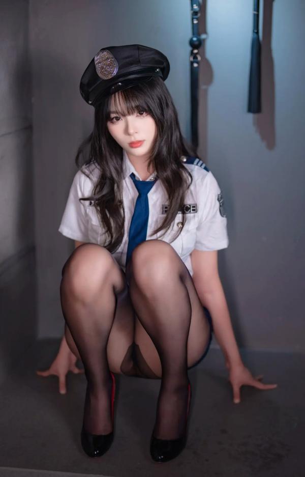    轩萧学姐 女警官角色扮演制服诱惑写真，冷艳干练职业装搭配极致黑丝美腿，演绎顶级视觉盛宴第93张图片