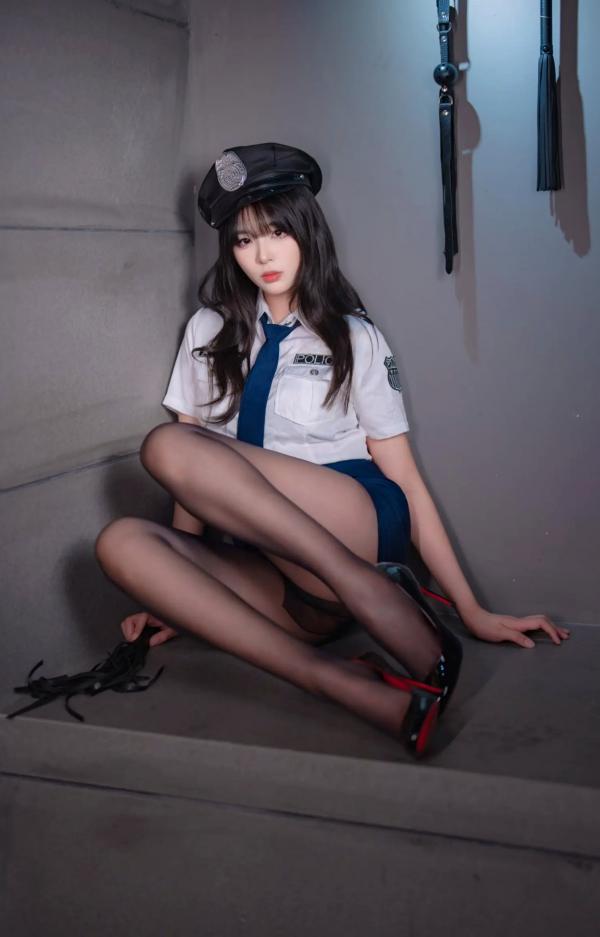    轩萧学姐 女警官角色扮演制服诱惑写真，冷艳干练职业装搭配极致黑丝美腿，演绎顶级视觉盛宴第94张图片