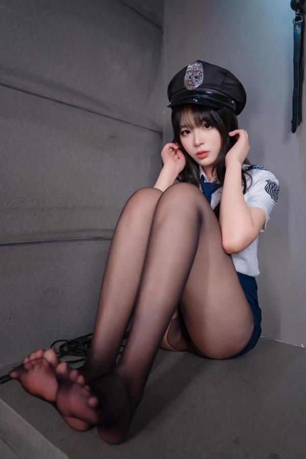    轩萧学姐 女警官角色扮演制服诱惑写真，冷艳干练职业装搭配极致黑丝美腿，演绎顶级视觉盛宴第111张图片