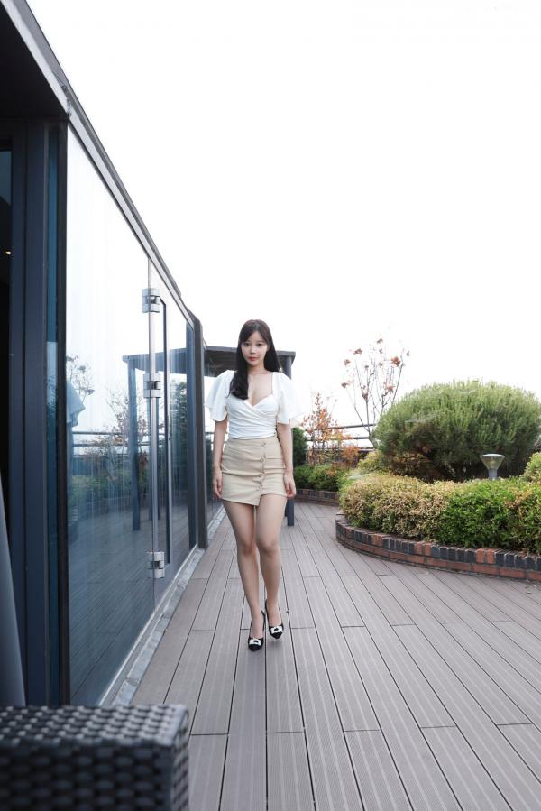    韩国美女Joo Yeon相亲女友系列，清新白衬衫搭配包臀裙，极致丝袜美腿，户外露台唯美私房，尽显温婉甜美气质第2张图片