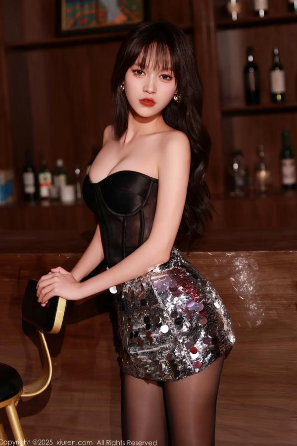    [XiuRen] 秀人 2025.09.16 No.10772 糯咪：暗调酒廊都市诱惑，黑丝绑带美腿配亮片短裙，尽显冷艳气质第16张图片