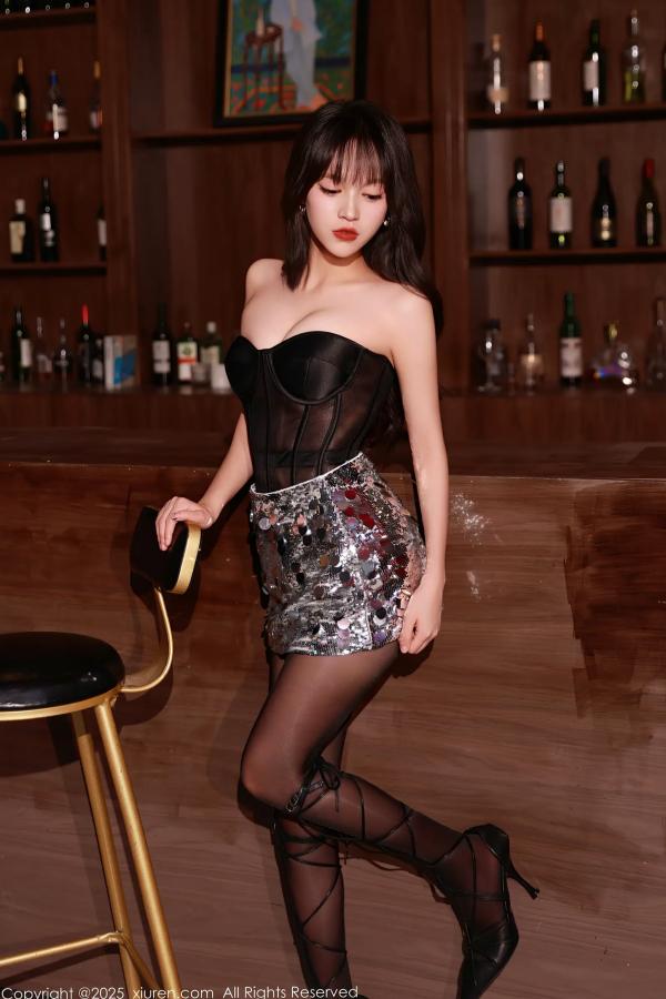    [XiuRen] 秀人 2025.09.16 No.10772 糯咪：暗调酒廊都市诱惑，黑丝绑带美腿配亮片短裙，尽显冷艳气质第18张图片