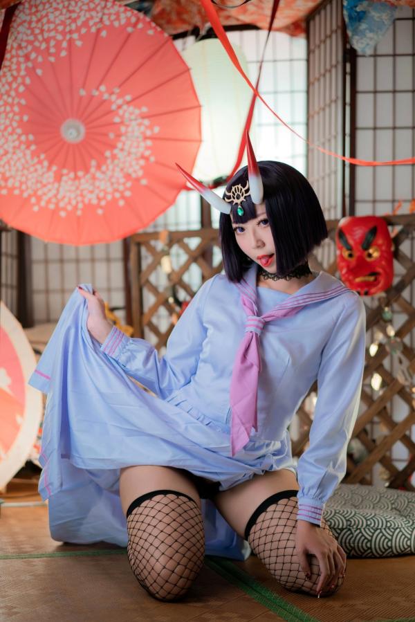    Money冷冷-006-酒吞童子二次元Cosplay私房写真，清纯校服搭配诱惑网袜与红高跟，邪魅鬼面具背景下的极致诱惑第14张图片