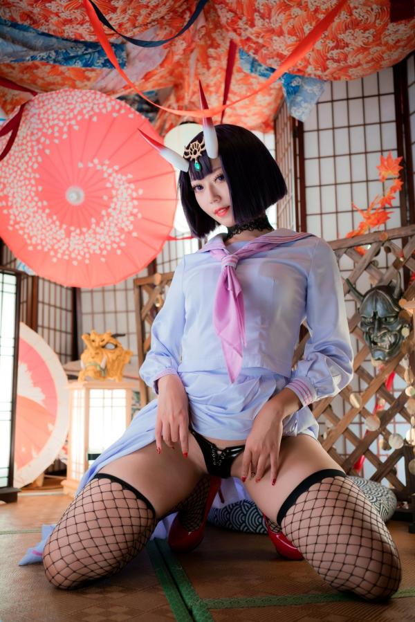    Money冷冷-006-酒吞童子二次元Cosplay私房写真，清纯校服搭配诱惑网袜与红高跟，邪魅鬼面具背景下的极致诱惑第24张图片