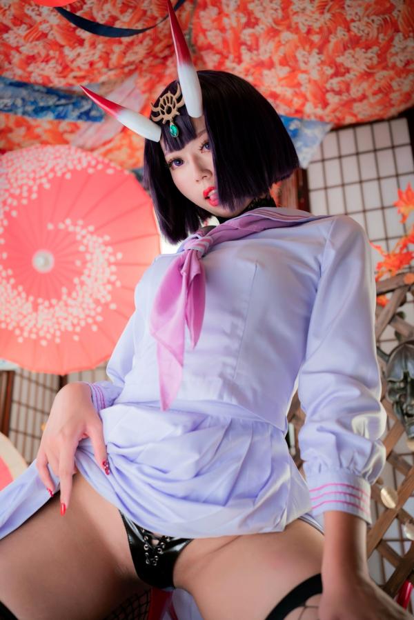    Money冷冷-006-酒吞童子二次元Cosplay私房写真，清纯校服搭配诱惑网袜与红高跟，邪魅鬼面具背景下的极致诱惑第26张图片