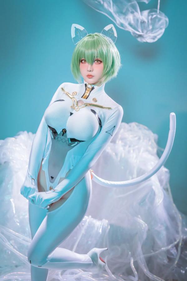    星之迟迟Cosplay碧蓝航线纳西莫夫，极品二次元未来感白色紧身衣，冷艳动人 [34P]第2张图片