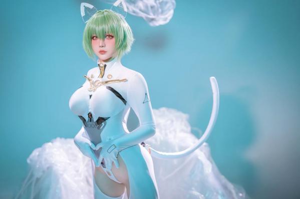    星之迟迟Cosplay碧蓝航线纳西莫夫，极品二次元未来感白色紧身衣，冷艳动人 [34P]第4张图片