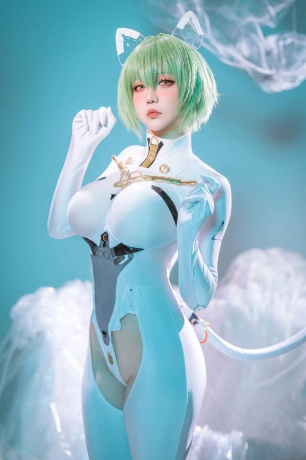    星之迟迟Cosplay碧蓝航线纳西莫夫，极品二次元未来感白色紧身衣，冷艳动人 [34P]第5张图片