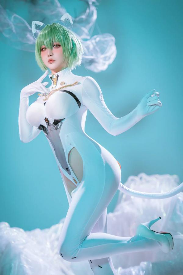    星之迟迟Cosplay碧蓝航线纳西莫夫，极品二次元未来感白色紧身衣，冷艳动人 [34P]第8张图片