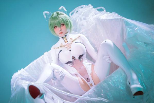    星之迟迟Cosplay碧蓝航线纳西莫夫，极品二次元未来感白色紧身衣，冷艳动人 [34P]第14张图片