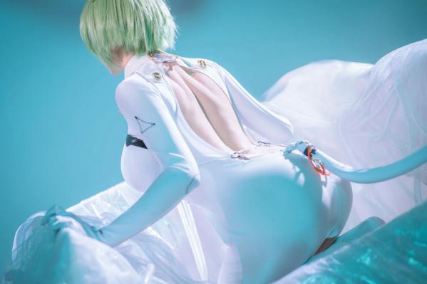    星之迟迟Cosplay碧蓝航线纳西莫夫，极品二次元未来感白色紧身衣，冷艳动人 [34P]第17张图片