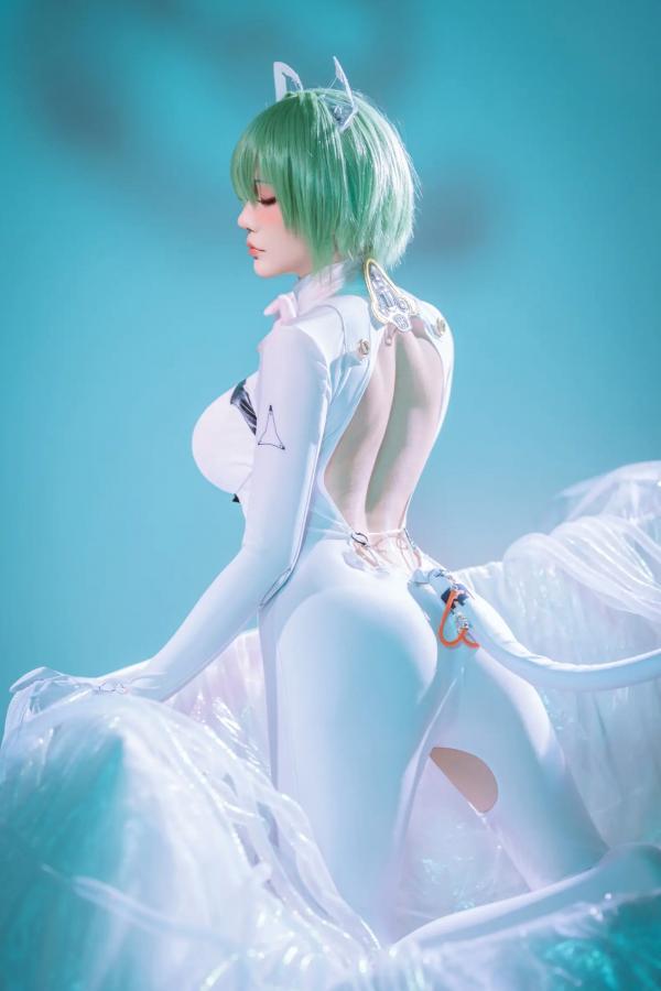    星之迟迟Cosplay碧蓝航线纳西莫夫，极品二次元未来感白色紧身衣，冷艳动人 [34P]第18张图片