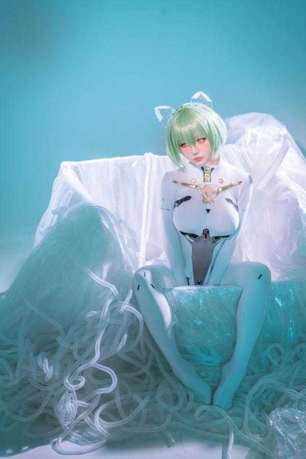    星之迟迟Cosplay碧蓝航线纳西莫夫，极品二次元未来感白色紧身衣，冷艳动人 [34P]第20张图片