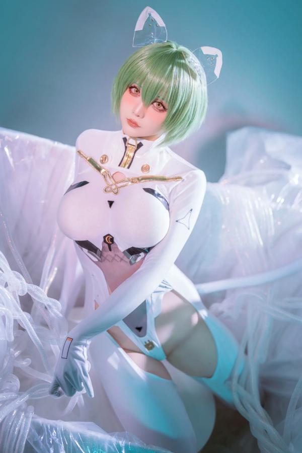    星之迟迟Cosplay碧蓝航线纳西莫夫，极品二次元未来感白色紧身衣，冷艳动人 [34P]第21张图片