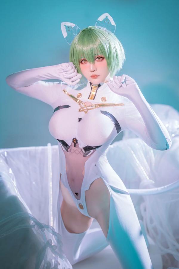   星之迟迟Cosplay碧蓝航线纳西莫夫，极品二次元未来感白色紧身衣，冷艳动人 [34P]第22张图片